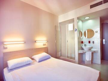 Фото номера Стандартный двухместный номер с 1 кроватью Отель Hello Hotels Gara de Nord г. Бухарест 5