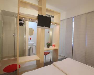Фото номера Двухместный номер «Комфорт» с 1 кроватью Отель Hello Hotels Gara de Nord г. Бухарест 5
