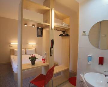 Фото номера Двухместный номер «Комфорт» с 1 кроватью Отель Hello Hotels Gara de Nord г. Бухарест 3