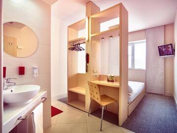 Фото номера Семейный номер (для 2 взрослых и 1 ребенка) Отель Hello Hotels Gara de Nord г. Бухарест 3