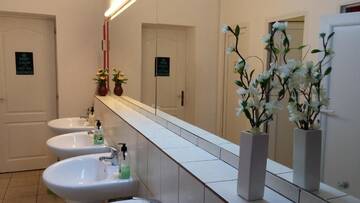 Фото номера Односпальная кровать в общем номере с 6 кроватями Хостелы Friends Hostel г. Бухарест 12