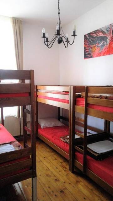 Фото номера Односпальная кровать в общем номере с 6 кроватями Хостелы Friends Hostel г. Бухарест 9