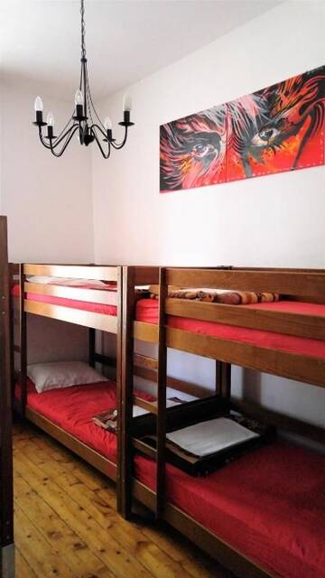 Фото номера Односпальная кровать в общем номере с 6 кроватями Хостелы Friends Hostel г. Бухарест 10
