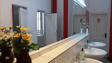 Фото номера Односпальная кровать в общем номере с 6 кроватями Хостелы Friends Hostel г. Бухарест 13