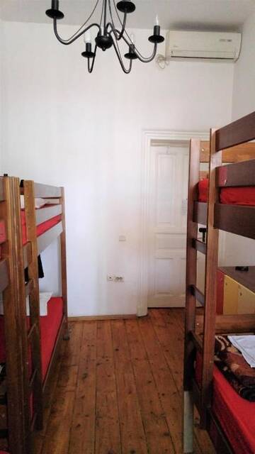 Фото номера Односпальная кровать в общем номере с 6 кроватями Хостелы Friends Hostel г. Бухарест 11