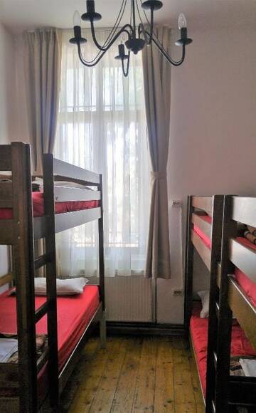 Фото номера Односпальная кровать в общем номере с 6 кроватями Хостелы Friends Hostel г. Бухарест 8