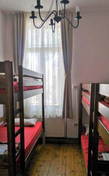 Фото номера Односпальная кровать в общем номере с 6 кроватями Хостелы Friends Hostel г. Бухарест 2