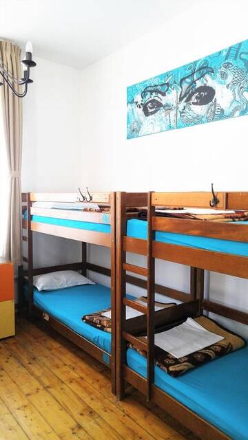 Фото номера Односпальная кровать в 8-местном общем номере Хостелы Friends Hostel г. Бухарест 2