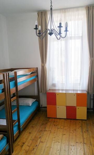 Фото номера Односпальная кровать в 8-местном общем номере Хостелы Friends Hostel г. Бухарест 3