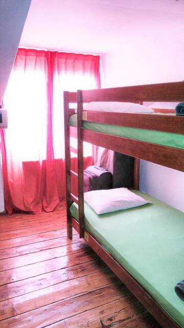 Фото номера Односпальная кровать в пятиместном общем номере Хостелы Friends Hostel г. Бухарест 3