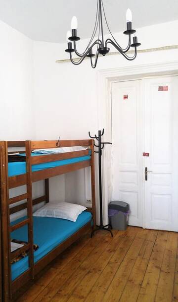 Фото номера Односпальная кровать в 8-местном общем номере Хостелы Friends Hostel г. Бухарест 4