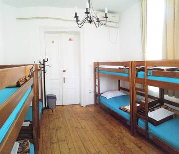 Фото номера Односпальная кровать в 8-местном общем номере Хостелы Friends Hostel г. Бухарест 5