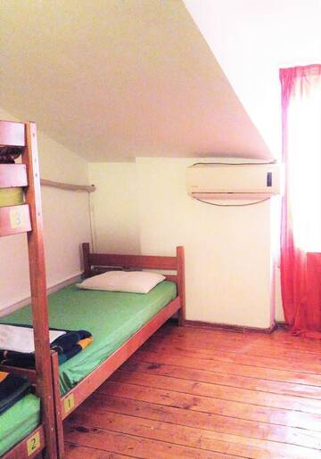 Фото номера Односпальная кровать в пятиместном общем номере Хостелы Friends Hostel г. Бухарест 4