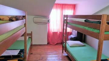 Фото номера Односпальная кровать в пятиместном общем номере Хостелы Friends Hostel г. Бухарест 2
