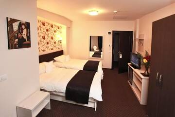 Фото номера Стандартный двухместный номер с 2 отдельными кроватями Отель West Plaza Hotel г. Бухарест 11