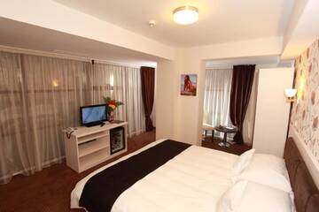 Фото номера Улучшенный двухместный номер с 1 кроватью Отель West Plaza Hotel г. Бухарест 5