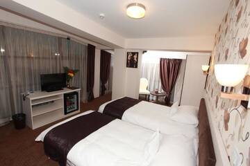 Фото номера Улучшенный двухместный номер с 2 отдельными кроватями Отель West Plaza Hotel г. Бухарест 2