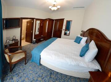 Фото номера Представительский номер с кроватью размера «queen-size» Отель Hotel Diesel г. Бухарест 2