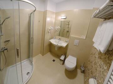 Фото номера Представительский номер с кроватью размера «queen-size» Отель Hotel Diesel г. Бухарест 3