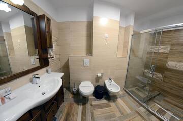 Фото номера Представительский номер &quot;Гранд&quot; с кроватью размера &quot;king-size&quot; Отель Hotel Diesel г. Бухарест 4