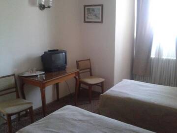 Фото номера Двухместный номер с 2 отдельными кроватями и душем Отель Hotel Triumf г. Бухарест 8