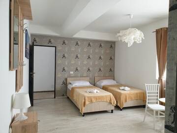 Фото номера Двухместный номер с 2 отдельными кроватями Отель Hotel Queen г. Бухарест 2