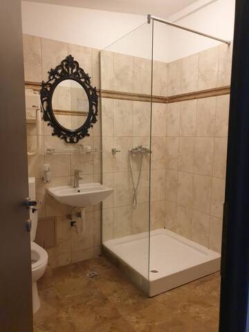 Фото номера Двухместный номер с 2 отдельными кроватями Отель Hotel Queen г. Бухарест 5