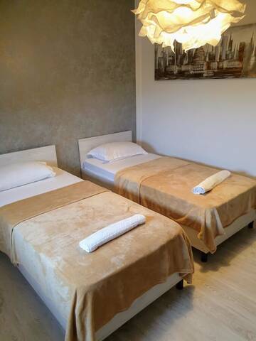 Фото номера Двухместный номер с 2 отдельными кроватями Отель Hotel Queen г. Бухарест 7