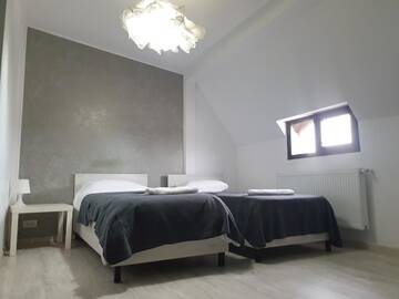 Фото номера Двухместный номер с 2 отдельными кроватями Отель Hotel Queen г. Бухарест 11