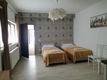 Фото номера Двухместный номер с 2 отдельными кроватями Отель Hotel Queen г. Бухарест 8