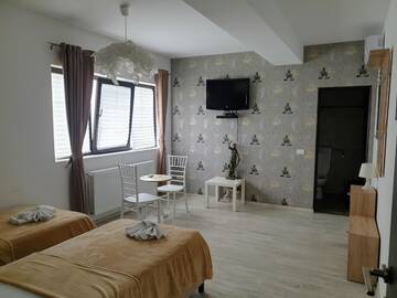 Фото номера Двухместный номер с 2 отдельными кроватями Отель Hotel Queen г. Бухарест 3